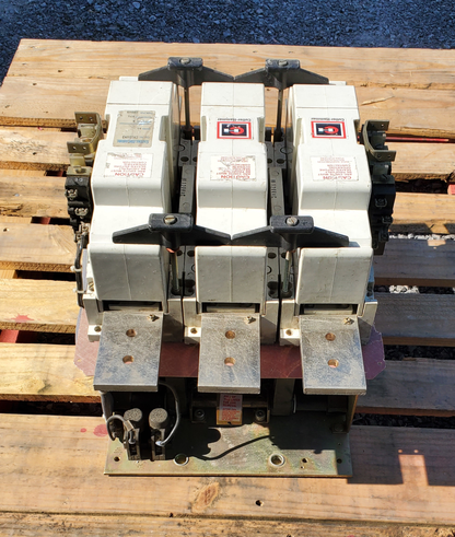 CN15VN3A Magnetic Motor Contactor, A Series, NEMA Size 8, 1215 Amps, 3 Poles, 120V AC Coil, Full Voltage 600VAC, Open Style No Enclosure, Non-Reversing, Max HP Ratings: 400 @ 208VAC, 450 @ 240VAC, 900 @ 480VAC, 900 @ 600VAC, No Terminals Standar. New Surplus and Certified Reconditioned with 1 Year Warranty.