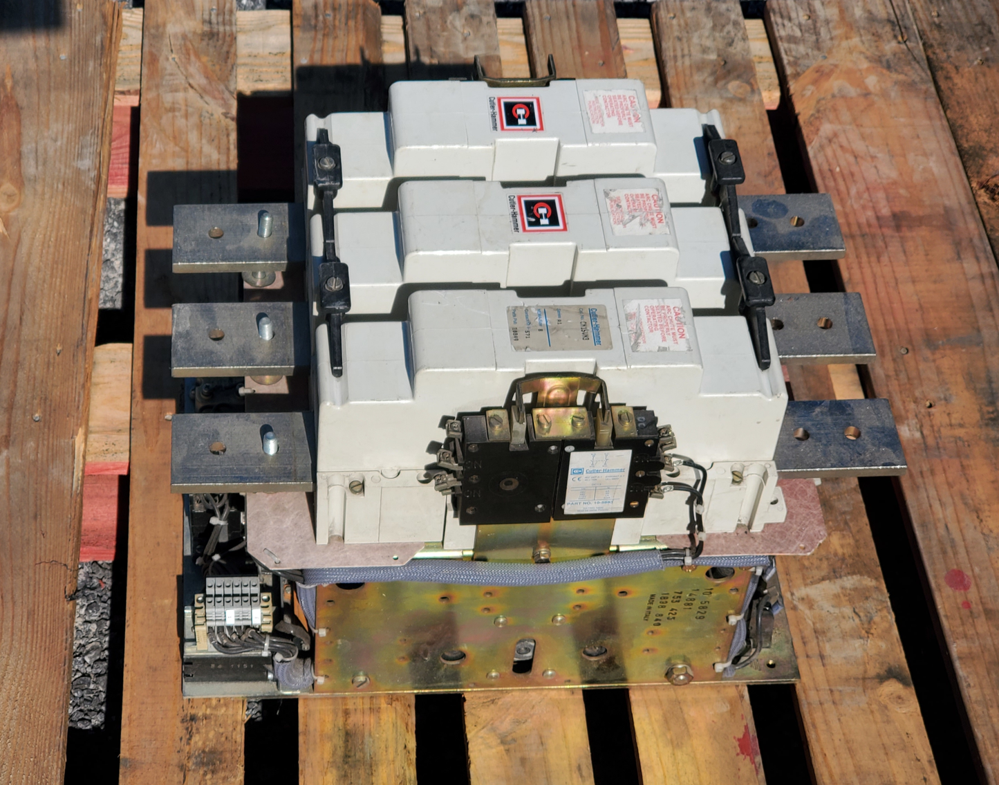 CN15VN3A Magnetic Motor Contactor, A Series, NEMA Size 8, 1215 Amps, 3 Poles, 120V AC Coil, Full Voltage 600VAC, Open Style No Enclosure, Non-Reversing, Max HP Ratings: 400 @ 208VAC, 450 @ 240VAC, 900 @ 480VAC, 900 @ 600VAC, No Terminals Standar. New Surplus and Certified Reconditioned with 1 Year Warranty.