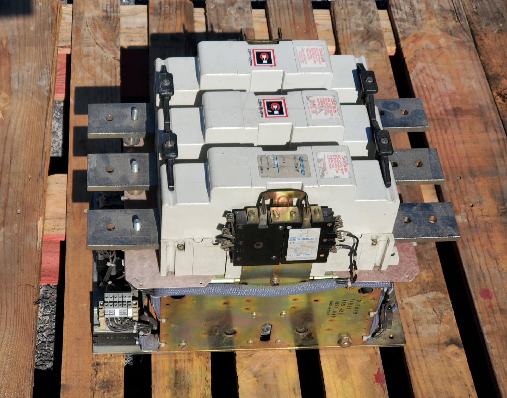 CN15VN3A Magnetic Motor Contactor, A Series, NEMA Size 8, 1215 Amps, 3 Poles, 120V AC Coil, Full Voltage 600VAC, Open Style No Enclosure, Non-Reversing, Max HP Ratings: 400 @ 208VAC, 450 @ 240VAC, 900 @ 480VAC, 900 @ 600VAC, No Terminals Standar. New Surplus and Certified Reconditioned with 1 Year Warranty.